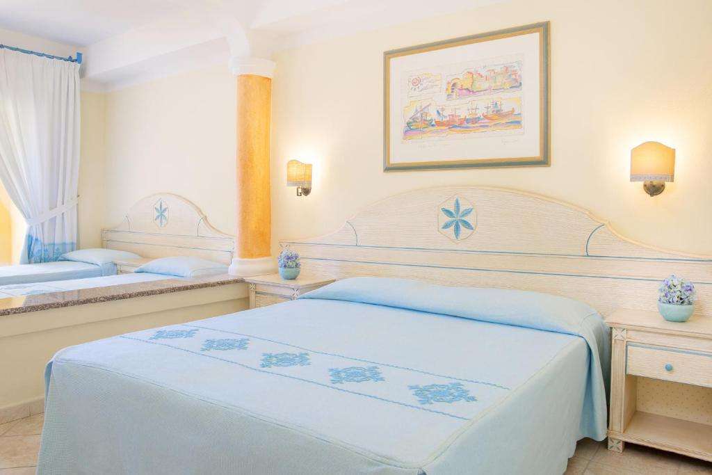 Camera del Hotel Marina Beach con veranda e arredi sardi