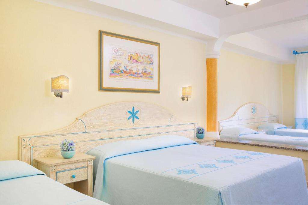 Camera del Hotel Marina Beach con veranda e arredi sardi