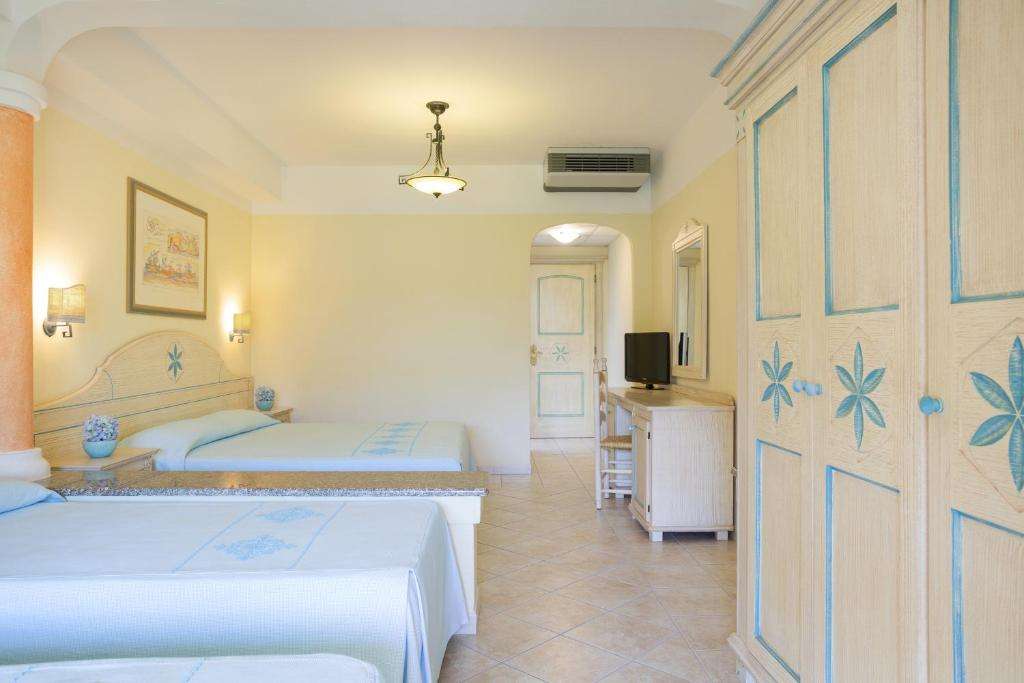 Camera del Hotel Marina Beach con veranda e arredi sardi