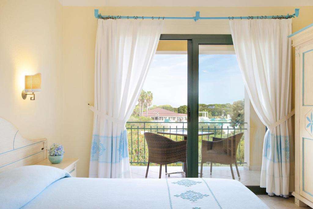 Camera del Hotel Marina Beach con veranda e arredi sardi