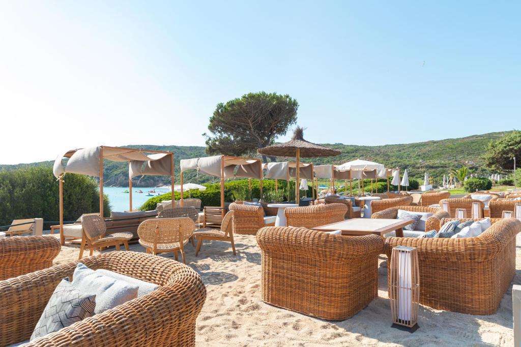 Spiaggia privata del resort Santa Teresa Gallura con ombrelloni