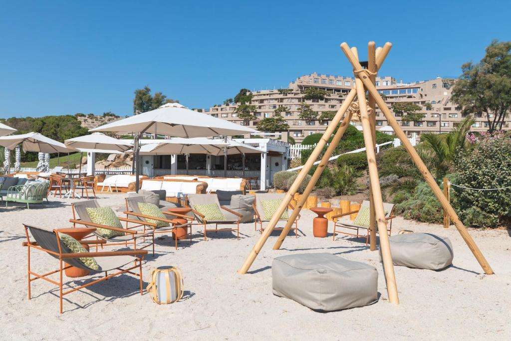 Spiaggia privata del resort Santa Teresa Gallura con ombrelloni
