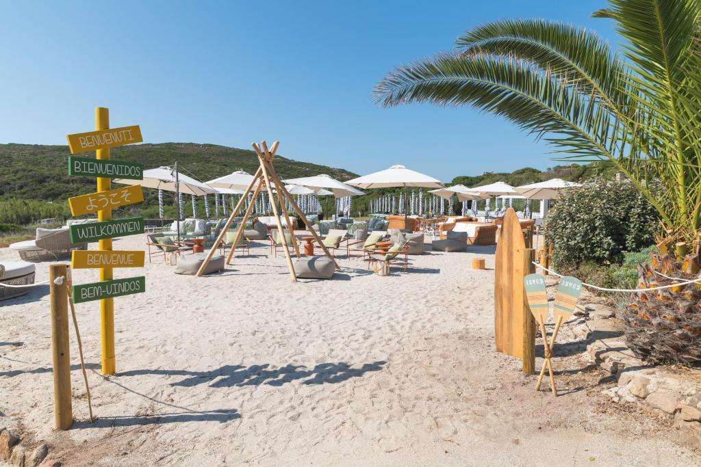 Spiaggia privata del resort Santa Teresa Gallura con ombrelloni