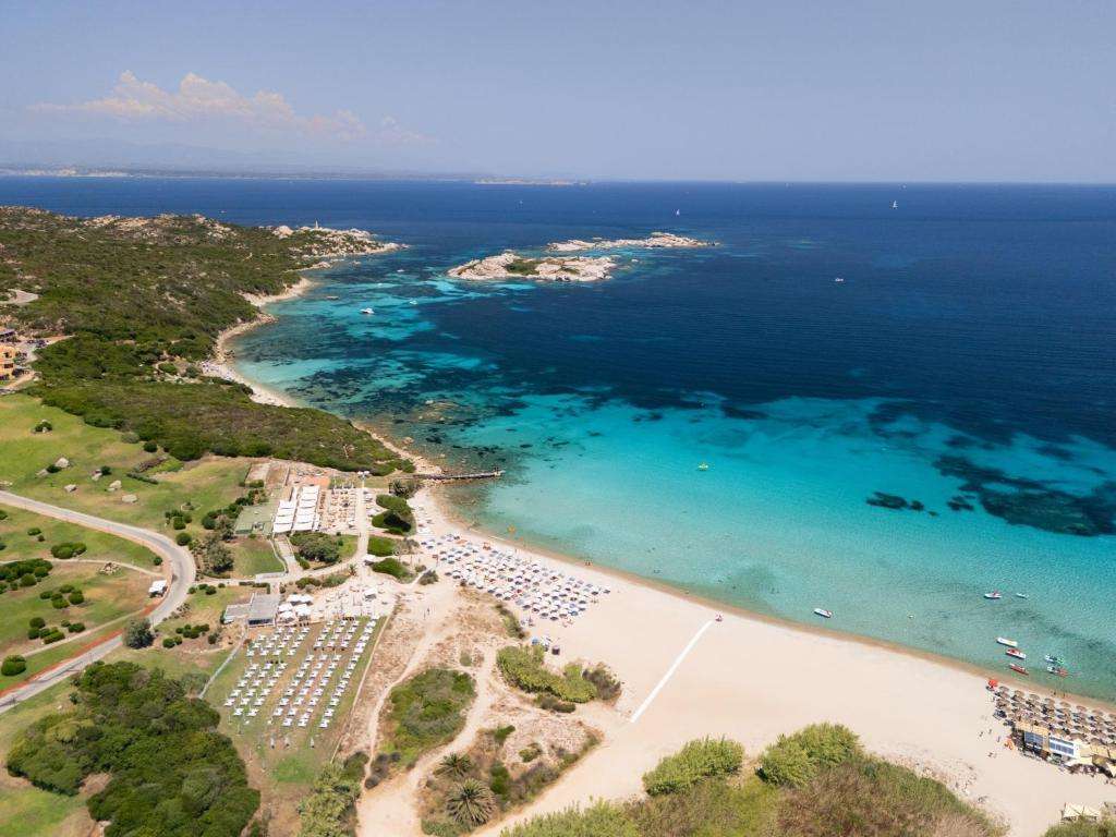 Spiaggia privata del resort Santa Teresa Gallura con ombrelloni