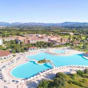 Piscina monumentale del Hotel Marina Beach con solarium