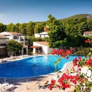 Piscine del villaggio Cala Gonone con solarium e lounge bar