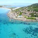 Spiaggia e pontile in pietra del villaggio Santa Teresa a Santa Reparata