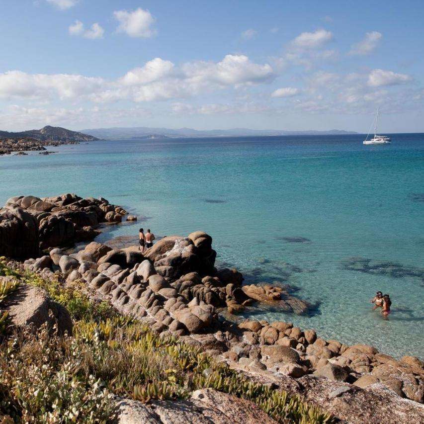 Spiaggia e pontile in pietra del villaggio Santa Teresa a Santa Reparata