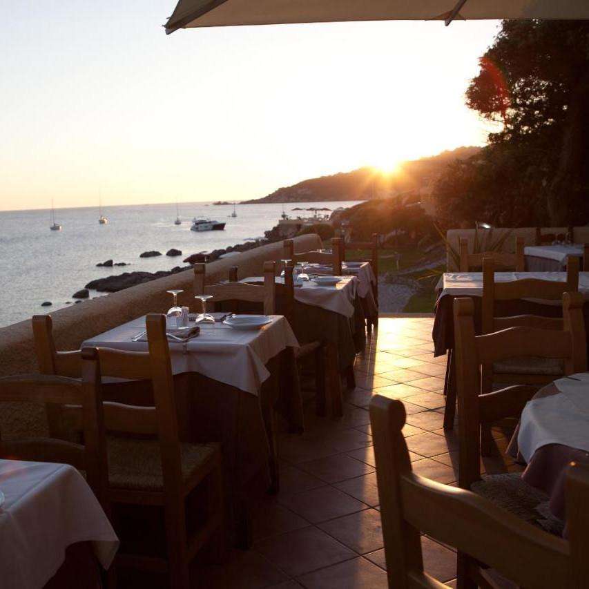 Ristorante vista mare nel villaggio Santa Teresa con buffet e pizza