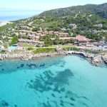 Spiaggia e pontile in pietra del villaggio Santa Teresa a Santa Reparata