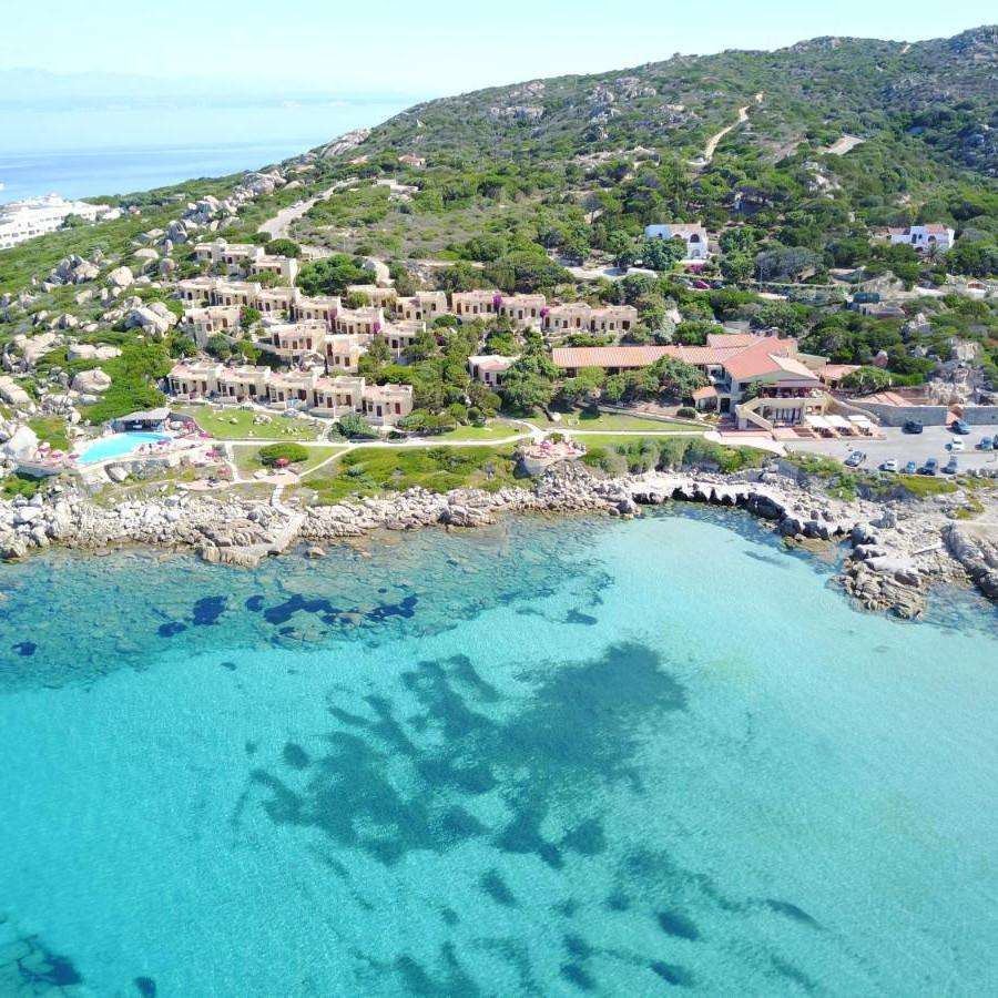 Spiaggia e pontile in pietra del villaggio Santa Teresa a Santa Reparata