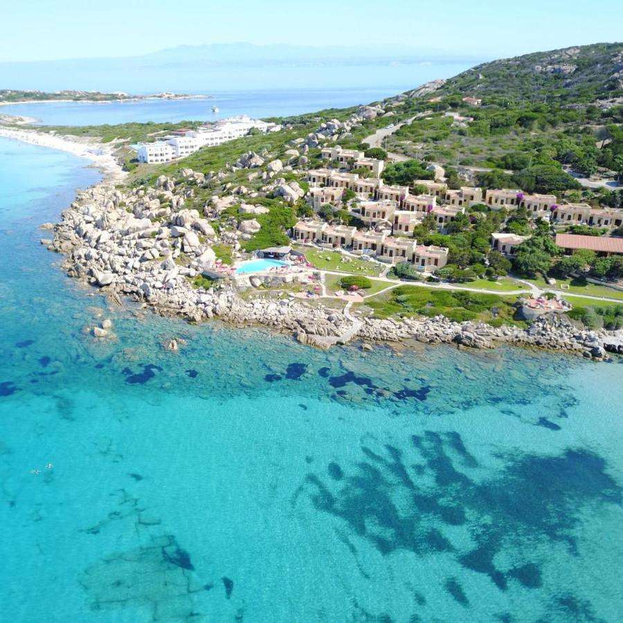 Spiaggia e pontile in pietra del villaggio Santa Teresa a Santa Reparata