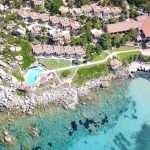 Spiaggia e pontile in pietra del villaggio Santa Teresa a Santa Reparata