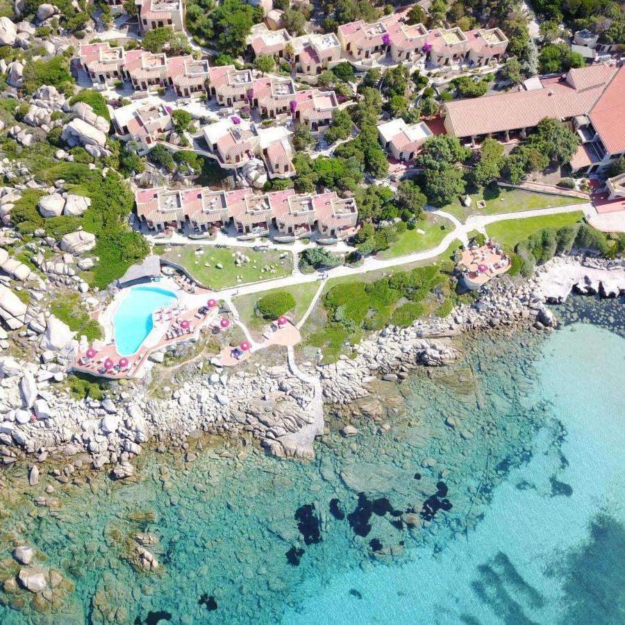 Spiaggia e pontile in pietra del villaggio Santa Teresa a Santa Reparata