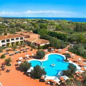 Piscina immersa nel verde I Giardini di Cala Ginepro