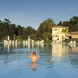 Piscina del resort Santa Maria Navarrese con solarium e area bimbi