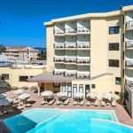 Rina Hotel Alghero piscina esterna con solarium